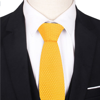 Gele gebreide stropdas