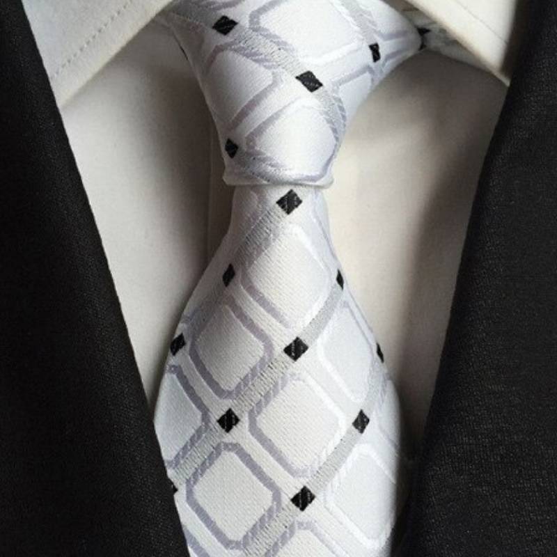 Witte stropdas met zwarte ruiten en stippen