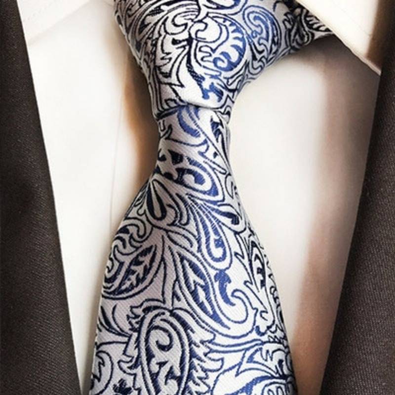 Witte stropdas met marineblauwe Paisley-patronen