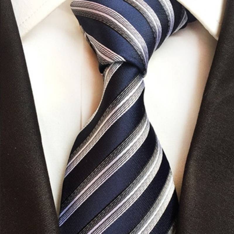 Marineblauwe stropdas met zilvergrijze strepen