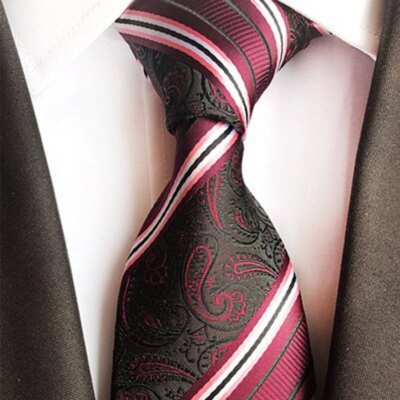 Avondkleding met donkerroze strepen en paisleypatroon