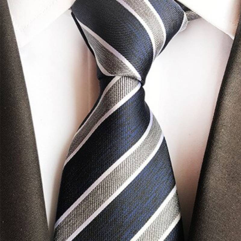 Zwart met blauwe stropdas met grijze strepen