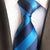 Blauw en donkerblauw gestreepte stropdas