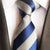 Lichtgrijze en donkerblauw gestreepte stropdas