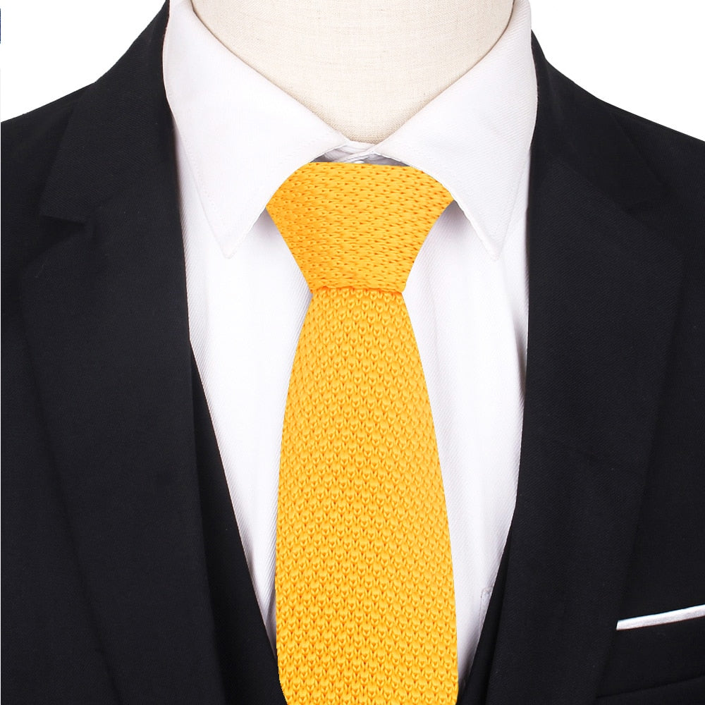 Gele gebreide stropdas