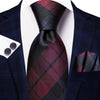 Gestreepte stropdas met zwarte en bordeauxrode ruiten