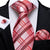 Roze stropdas met rode ruitpatronen