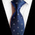 Donkerblauwe stropdas met blauwe stippen en wit patroon