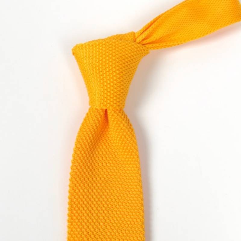 Mosterd gebreide stropdas